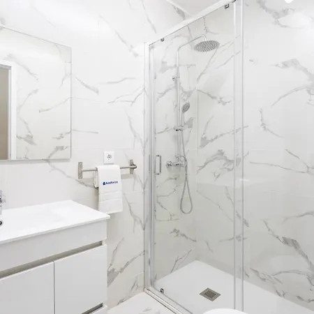 Modern & Bright Flat With Workspace By Hostwise Daire *