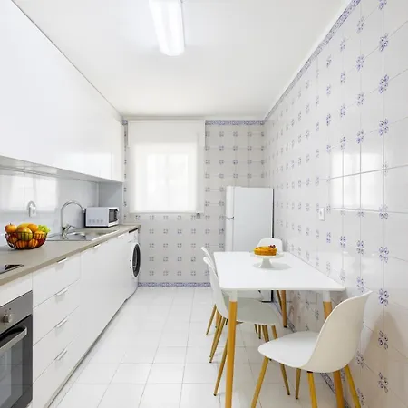 Modern & Bright Flat With Workspace By Hostwise