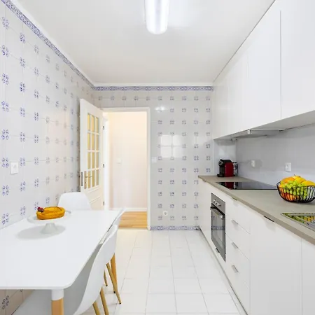 Modern & Bright Flat With Workspace By Hostwise Daire