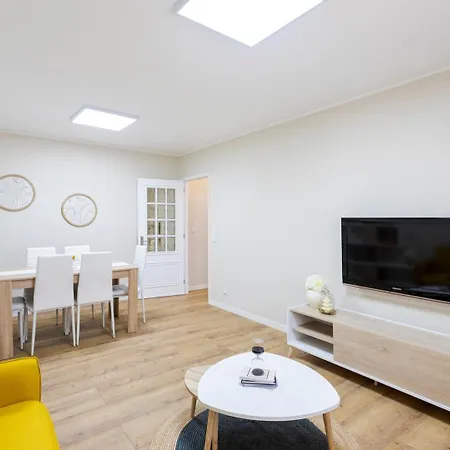 Modern & Bright Flat With Workspace By Hostwise Daire *