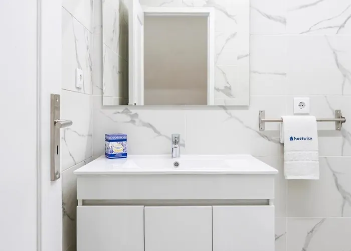 Modern & Bright Flat With Workspace By Hostwise