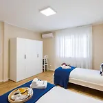 Modern & Bright Flat With Workspace By Hostwise *