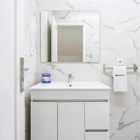 Modern & Bright Flat With Workspace By Hostwise