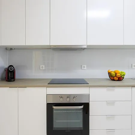 Modern & Bright Flat With Workspace By Hostwise *