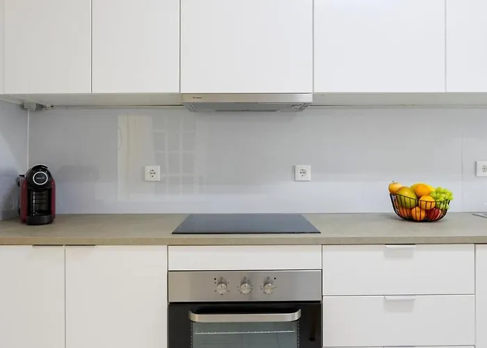 Modern & Bright Flat With Workspace By Hostwise *